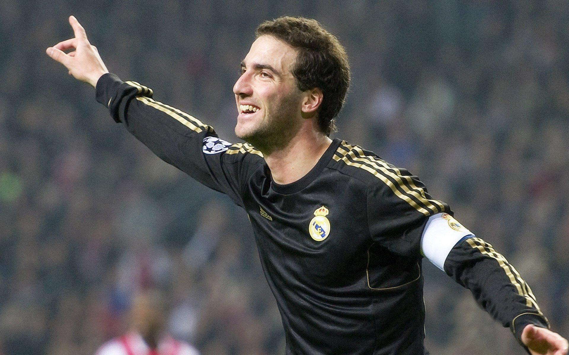 川超联赛爆发严重冲突，激烈对决以3-3收场，主队球员飞踹裁判引赛场混乱